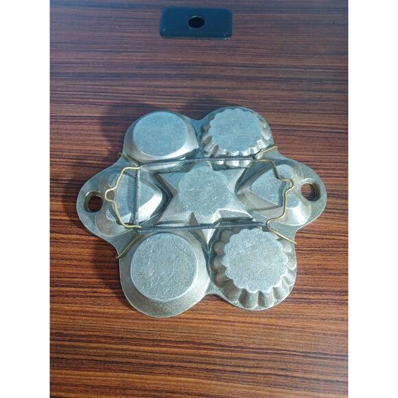 Vintage Cast Aluminum Baking Mold 9” X 8” Hanging Star Hearts Circles - Picture 10 of 15